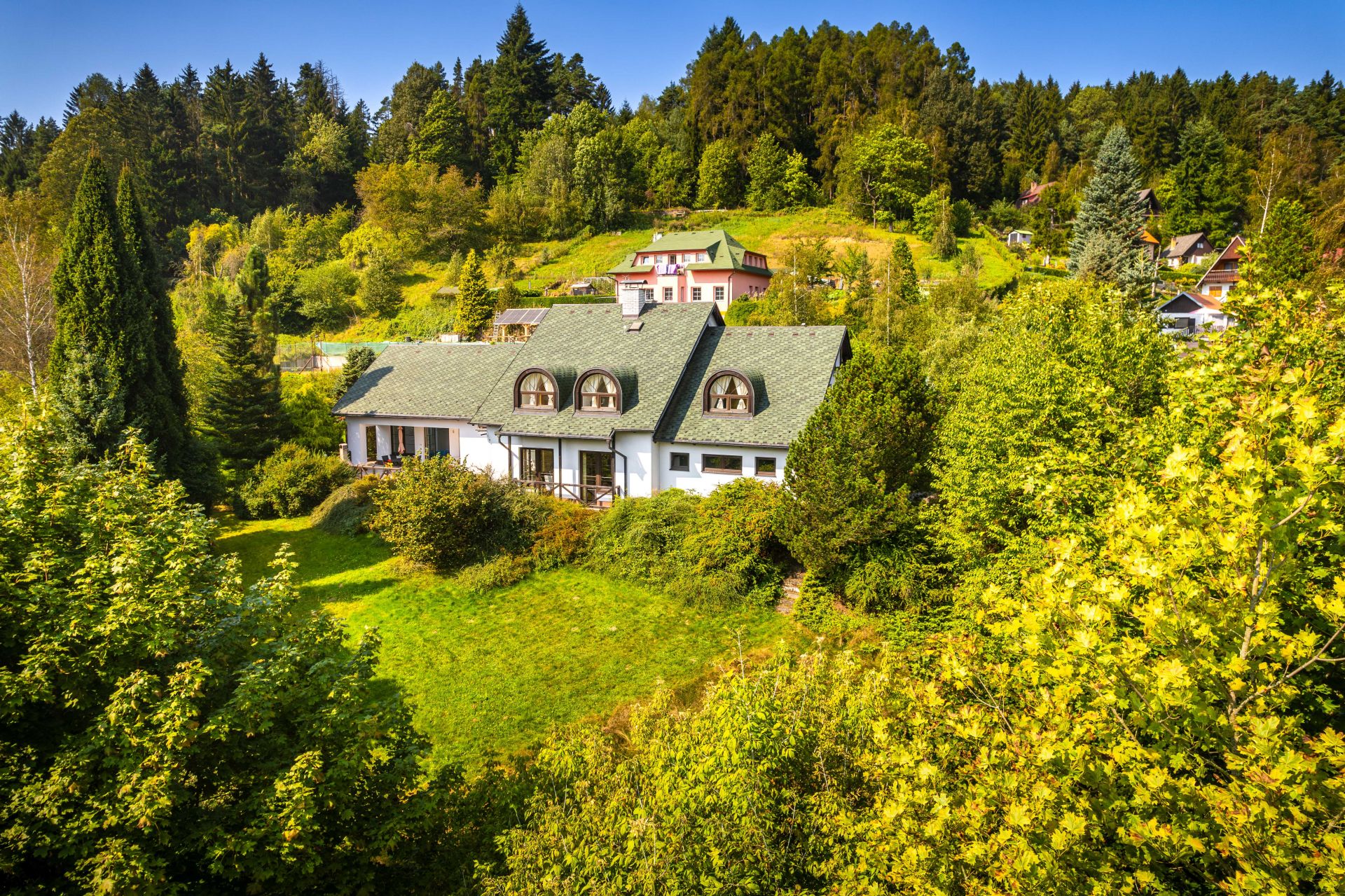 Vila s vnitřním bazénem a tenisovým kurtem